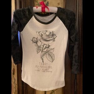 🌷 3/20 American Eagle Outfitters T-Shirt🌷